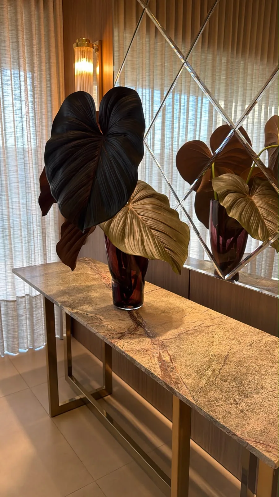 Aparador com tampo em pedra exotica de veios avermelhados e base em metal dourado